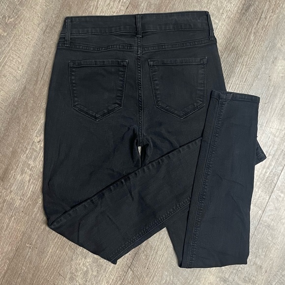 Old Navy Super Skinny Mid-Rise Black Jeans - Picture 2 of 3